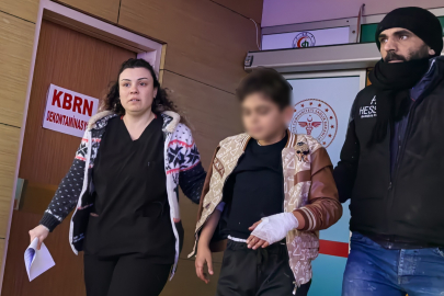 Bursa'da okulun duvarına tırmanan çocuğun eline tel saplandı!