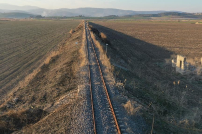 Kahramanmaraş depreminde "S" şeklini alan raylar onarıldı