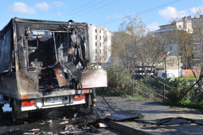Manisa'da seyir halindeki mobil lokma aracı yandı