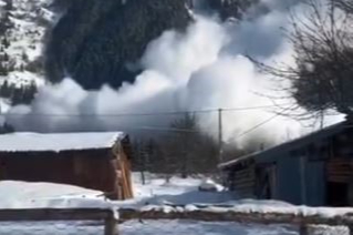 Artvin’de çığ düşme anı kameraya yansıdı