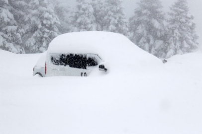 Bursa'nın zirvesi Uludağ'da kar kalınlığı yaklaşık 1 metreyi buldu!