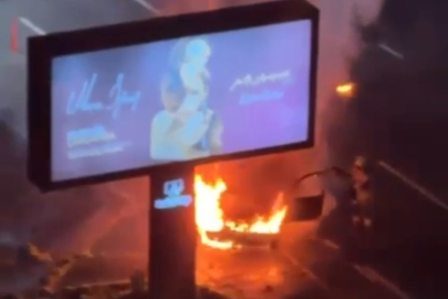 İstanbul Ataşehir'de alev alan otomobil reklam tabelasına çarptı