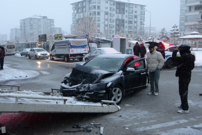 Malatya'da öğrenci servisi ile otomobil çarpıştı