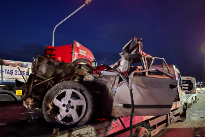 Mersin'de feci kaza: Kamyona çarpan Tofaş hurdaya döndü, sürücü hayatını kaybetti