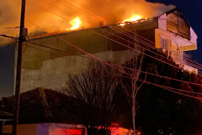 Denizli'de 4 katlı binadan yükselen alevler geceyi aydınlattı