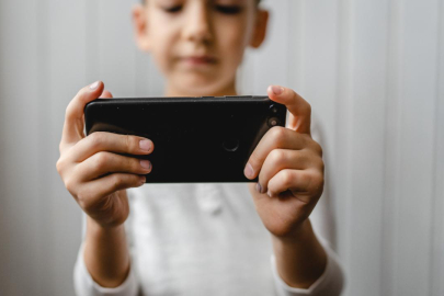 Dijital mecralarda çocuklara yönelik 450 zararlı içerik engellendi