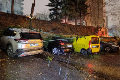 İstinat duvarı, park halindeki 8 aracın üzerine yıkıldı