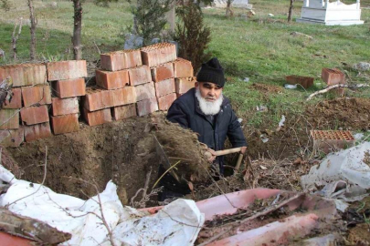 Kendi mezarını kazdı! Her gece mezarında uyuyor...