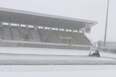 1071 Şehir Stadyumu'nun zemini karla kaplı