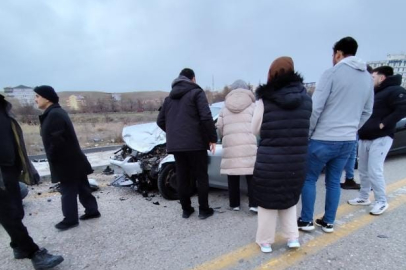 Ankara'da 4 aracın karıştığı kazada bir araç takla attı