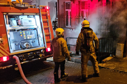 İstanbul Beyoğlu'nda 4 katlı binada elektrik sobasından yangın çıktı