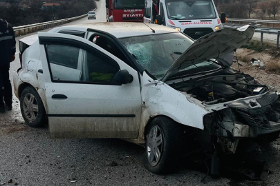 Kırıkkale'de alkollü sürücü otomobiliyle demir bariyerlere çarptı: 2 yaralı