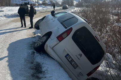 Hakkari’de virajı alamayarak yoldan çıkan araç köprü kenarında asılı kaldı