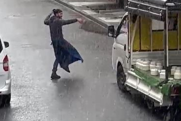 İstanbul yağan kara aldırış etmeyen seyyar satıcı sokak ortasında oynadı