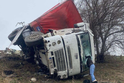 Osmaniye'de kamyon şarampole yuvarlandı