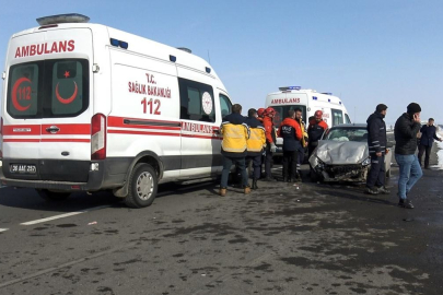 Otomobil ile hafif ticari araç çarpıştı! 9 yaralı