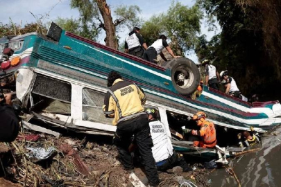 Guatemala'da otobüs köprüden düştü: 51 ölü