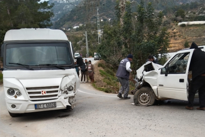 Antalya'da öğrenci servisi ile kamyonet çarpıştı: 24 yaralı