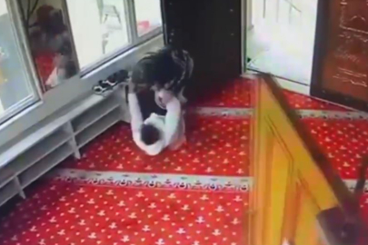 İstanbul'da bir kişi cami içerisinde çocuğu makasla yaraladı