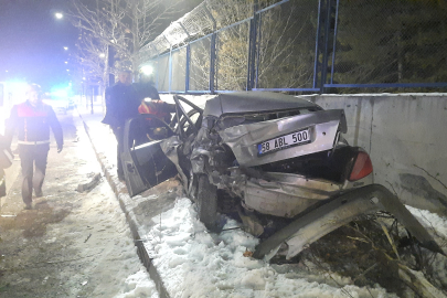 Sivas'ta minibüs otomobile çarptı, 4 kişi yaralandı