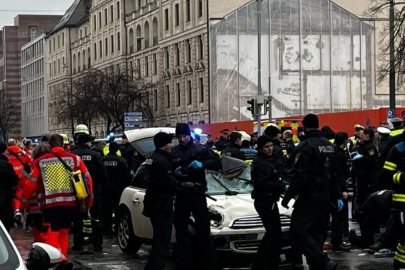 Almanya'da bir araç kalabalığa daldı: En az 15 yaralı