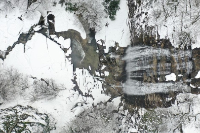 Bursa'da karla kaplı Suuçtu Şelalesi'nin çevresi dronla görüntülendi
