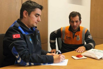 Temizlik görevlisi, yerde bulduğu 100 bin lira değerindeki altın kesesini zabıtaya teslim etti