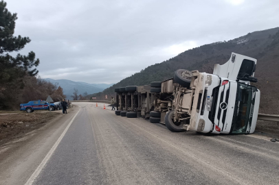 Bolu’da kömür yüklü tır devrildi
