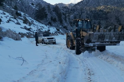 Antalya’da yayla dönüşü araçlarıyla yolda mahsur kalan 3 kişi kurtarıldı