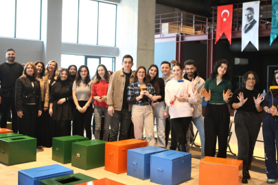 Bursa'da eski oy sandıkları kedilere yuva oldu