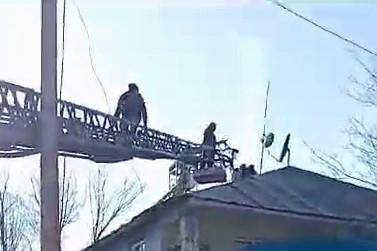 Elazığ’da yangına müdahale eden itfaiye eri çatıdan düştü