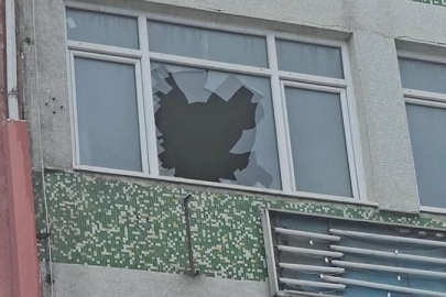 Dövdükleri arkadaşlarını camdan atıp öldürdüler