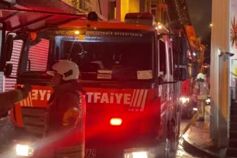İstanbul Fatih’te 3 katlı binanın çatısında çıkan yangın söndürüldü