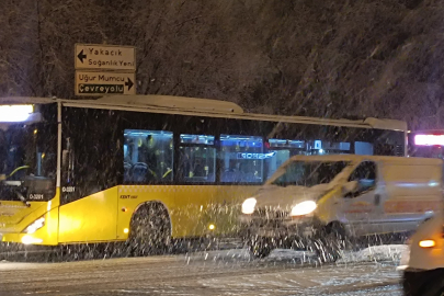 İstanbul Kartal'da frenleri tutmayan İETT otobüsü şoförü yolcuları indirdi