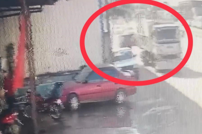 Mersin'de görünmez kaza kamerada: 3 çocuk yaralandı 2 araç hasar gördü