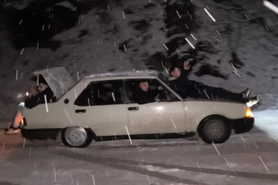 Bursa'da aracın üstüne  karda kaymasın diye insanları oturttu! O anlar kamerada...