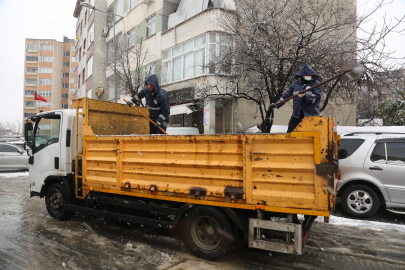İstanbul Kağıthane Belediyesi karla mücadele için tam kadro sahada