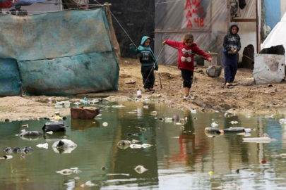 Gazze'de çadırları su altında kalan Filistinliler geceyi dışarıda geçirdi