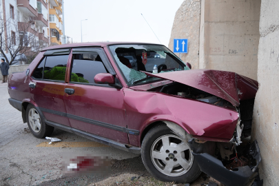 Kırıkkale'de otomobil beton duvara çarptı