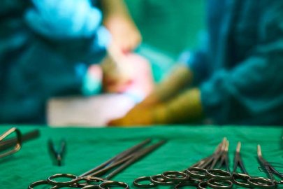 Bir cerrah 299 hastasına yönelik cinsel istismar suçlamasıyla yargılanacak