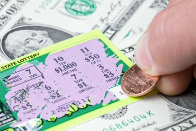 Çaldıkları kredi kartıyla kazı kazan aldılar! Büyük ikramiye çıktı!