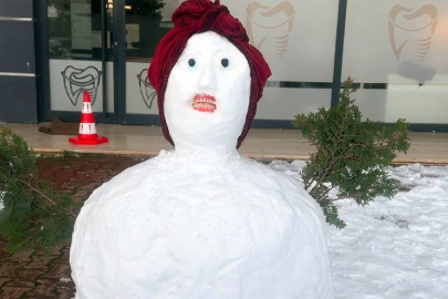 Kardan adama protez diş taktılar