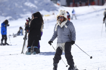 Bursa Uludağ'da acemi kayakçıların düşüşü kameralara yansıdı