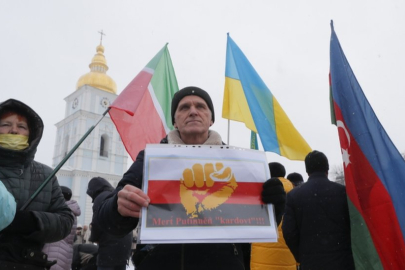 Fransa'da Ukrayna-Rusya savaşının yıldönümü öncesi binlerce kişi sokağa indi