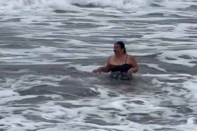 Kastamonu'da buz gibi havaya ve kara aldırış etmedi, denizde yüzdü