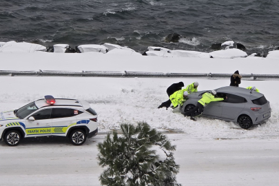 Rize Karadeniz Sahil Yolu'nda bozulan aracı trafik polisleri itti
