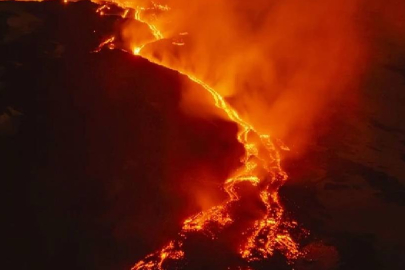 Etna Yanardağı'nda yeniden lav akışı meydana geldi