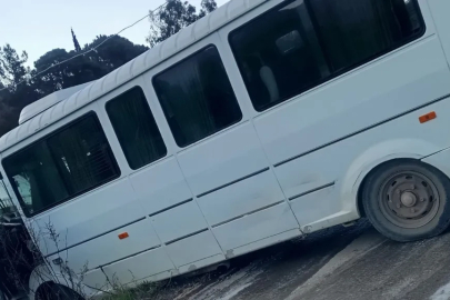 Okul servisi içinde öğrencilerle buzda kaydı! Facianın eşiğinden dönüldü