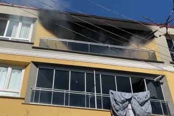 Uşak'ta apartmanın üçüncü katında çıkan yangında 1 kişi yanarak hayatını kaybetti