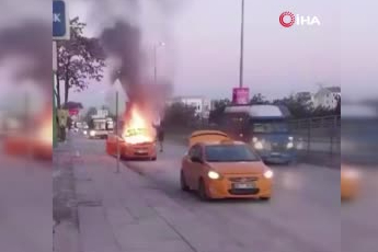 Ankara'da seyir halindeki ticari taksi alev alev yandı